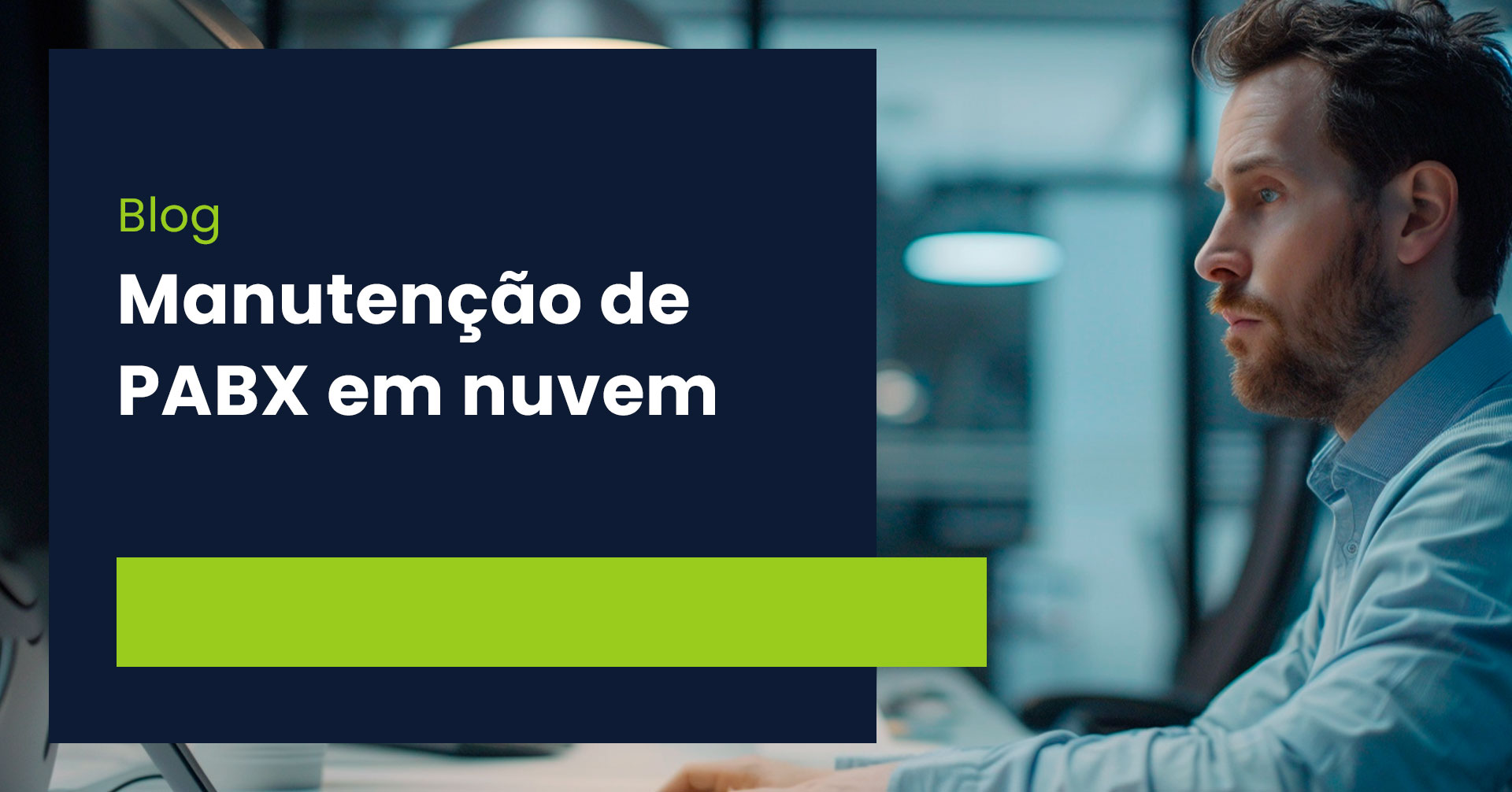 técnico fazendo manutenção de PABX em nuvem