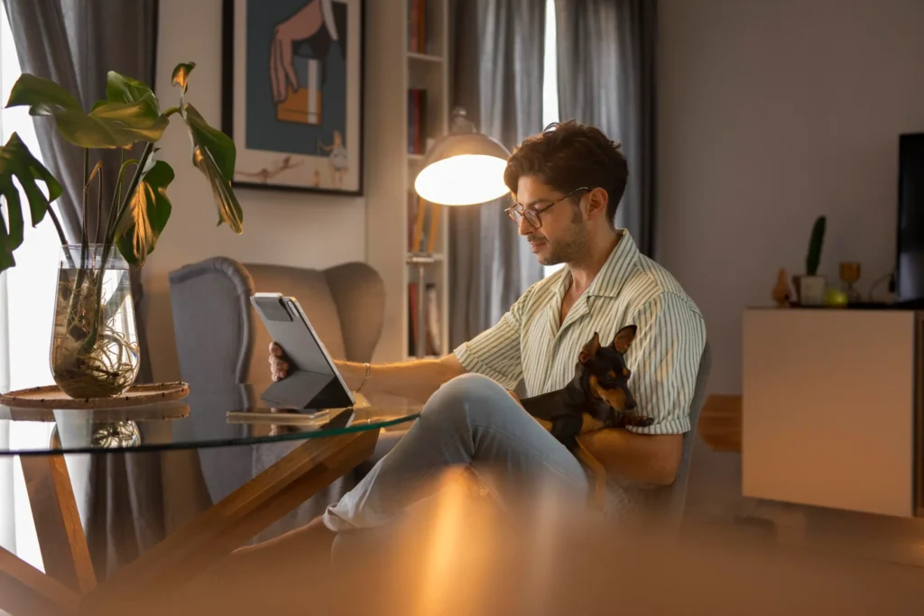 homem usando um notebook para representar conexão wi-fi